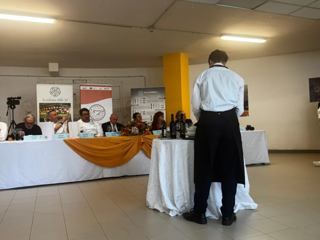 Le studentesse e gli studenti della 5T dell'alberghiero di Cingoli che conquistano l'oro grazie alla "Mela nel sacco"