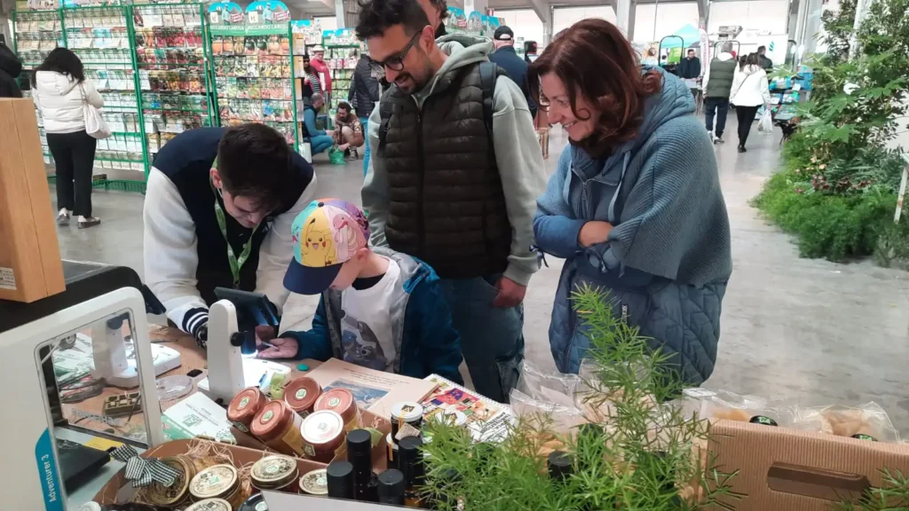 Alcuni avventori allo stand dell'Istituto di istruzione superiore Garibaldi Bramante Pannaggi di Macerata, presente a progetto verde, la fiera del verde organizzata dalla Pro loco di Villa Potenza al Centro Fiere 