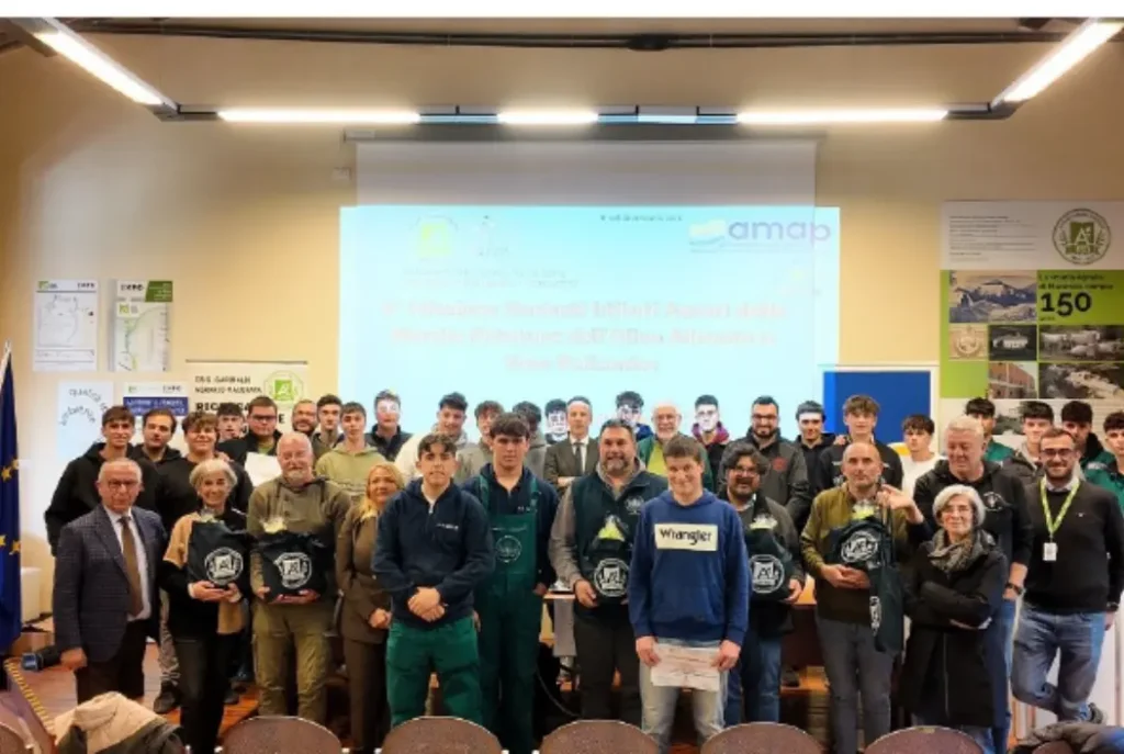 si sfidano a colpi di potatura per la nona edizione del concorso svoltosi nell'oliveto dell'Istituto Maceratese