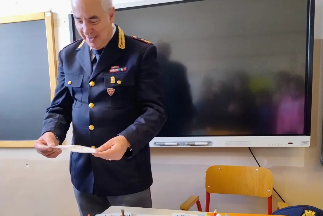 Il commissario capo Emanuele Ciccarelli festeggia il suo pensionamento a scuola