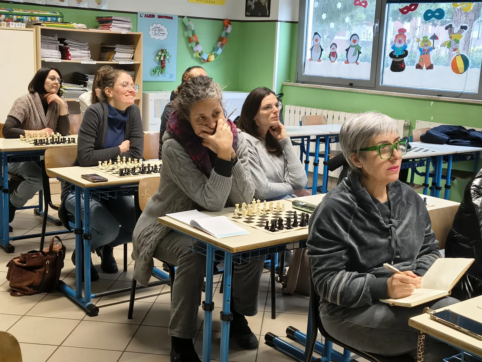 Insegnanti sui banchi di scuola per la lezione di scacchi