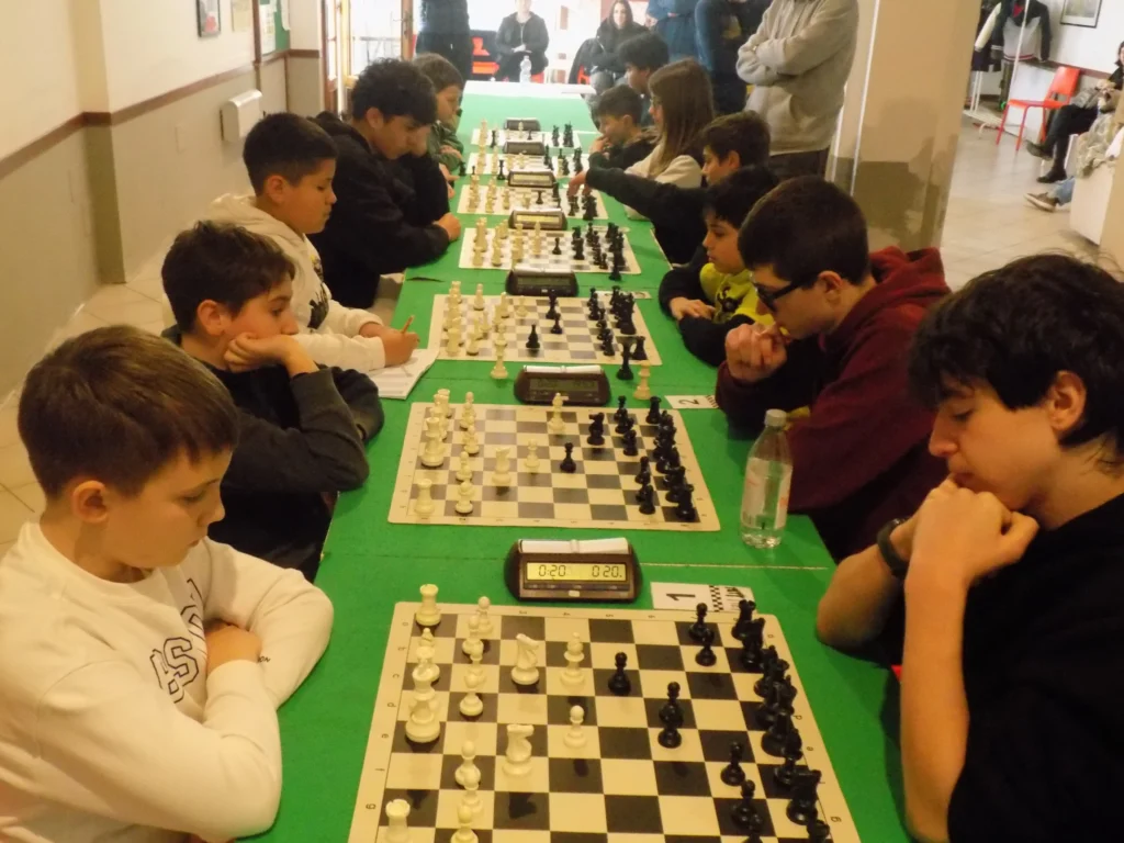 Ragazze e ragazzi si sfidano a colpi di scacchi