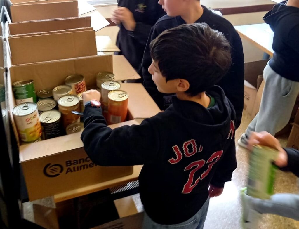 Le studentesse e gli studenti delle classi medie ed elementari del Convitto Nazionale Giacomo Leopardi durante il progetto Donacibo