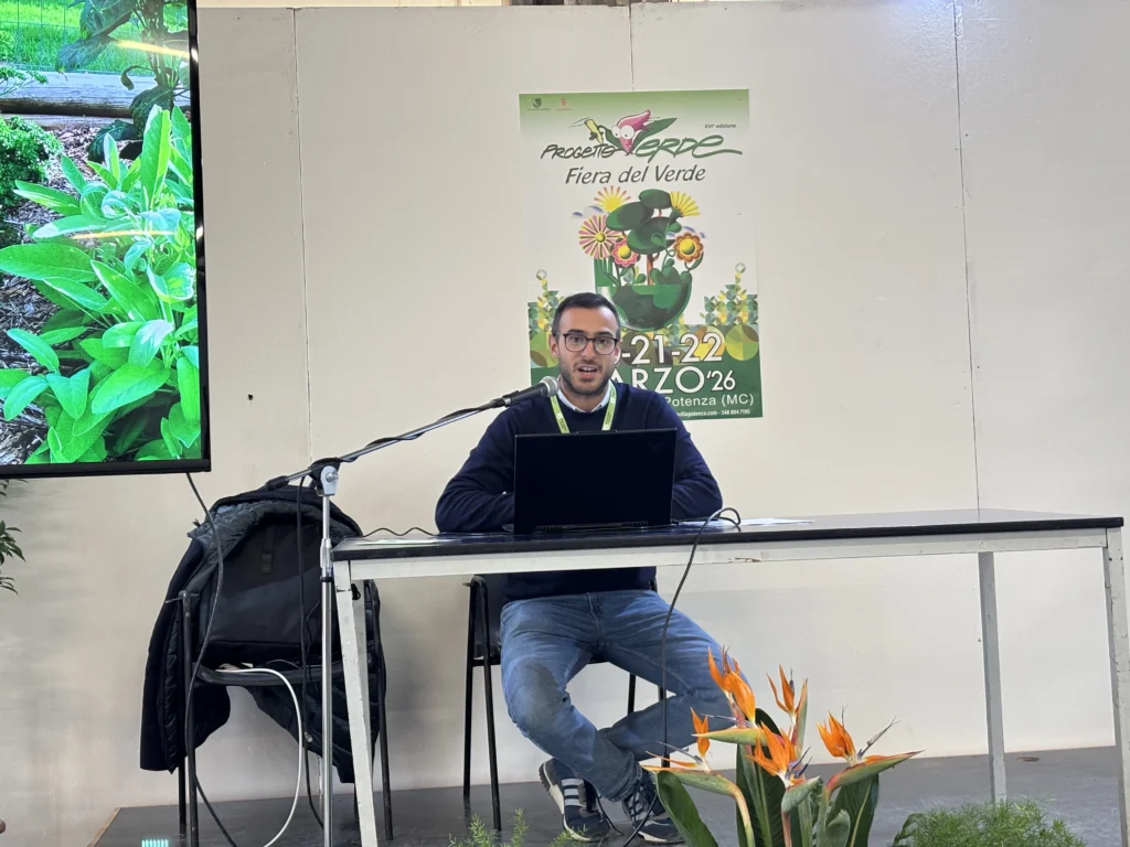 Enrico Pizzini, docente dell'Istituto Garibaldi Bramante Pannaggi di Macerata spiega i benefici delle piante aromatiche durante