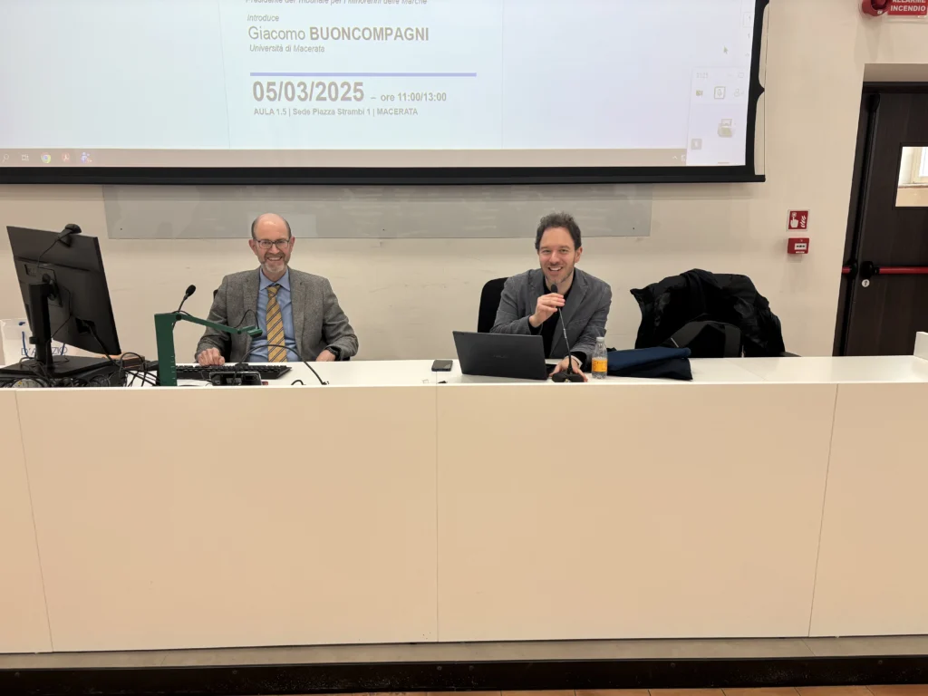 Giacomo Buoncompagni e Sergio Cutrona all'interno del seminario Med(Ia) e società sull'intelligenza artificiale