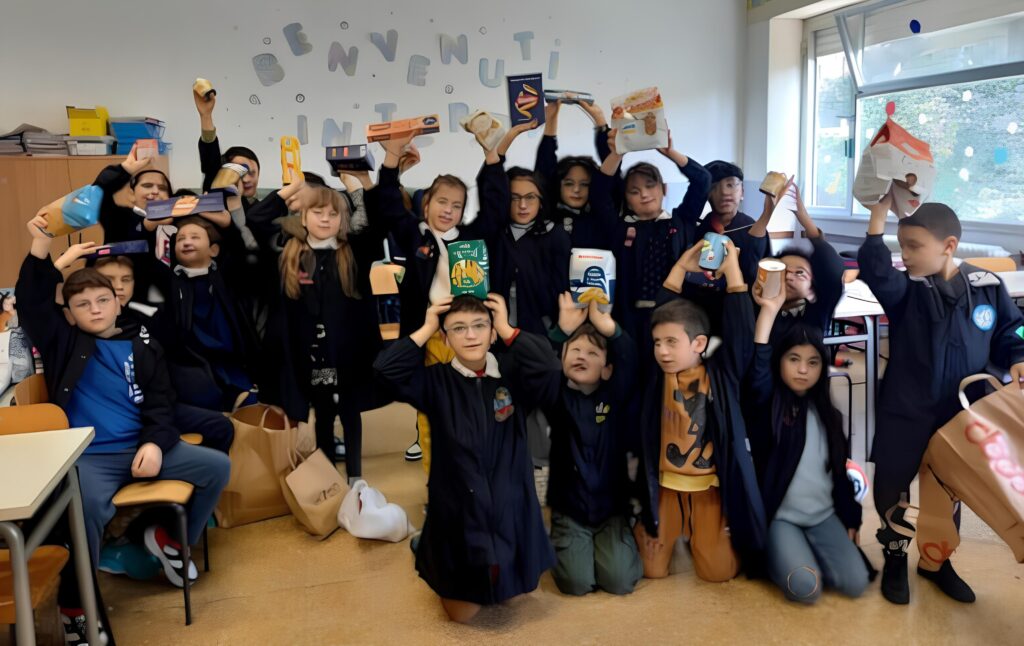 pasta, legumi, passata di pomodoro, latte, biscotti, tonno e prodotti per l’infanzia sono stati raccolti, catalogati e preparati con impegno e accuratezza dalle classi, coadiuvati dai docenti. Gli imballaggi sono stati poi ritirati dai volontari del Banco di Solidarietà, che li distribuiranno alle famiglie in difficoltà del territorio maceratese.