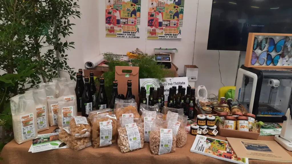 i prodotti dello stand dell'Istituto di istruzione superiore Garibaldi Bramante Pannaggi di Macerata, presente a progetto verde, la fiera del verde organizzata dalla Pro loco di Villa Potenza al Centro Fiere 