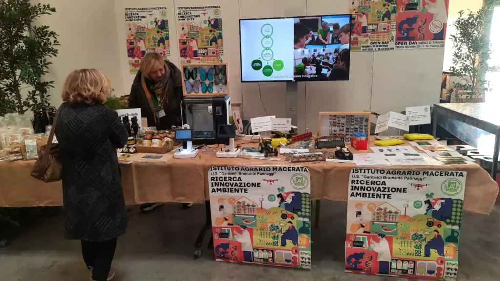Alcuni avventori allo stand dell'Istituto di istruzione superiore Garibaldi Bramante Pannaggi di Macerata, presente a progetto verde, la fiera del verde organizzata dalla Pro loco di Villa Potenza al Centro Fiere 