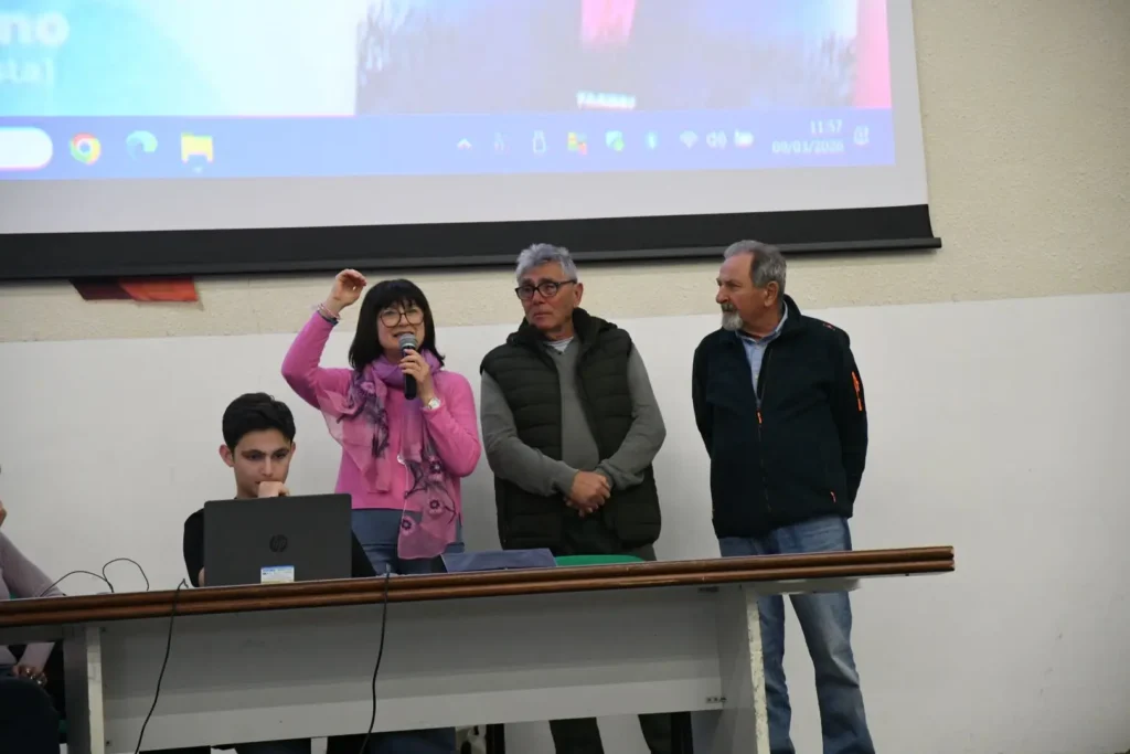 La dirigente scolastica con il presidente della "4 maggio 2008"Alvaro Galdelli, il segretario Valerio Cofani e la professoressa