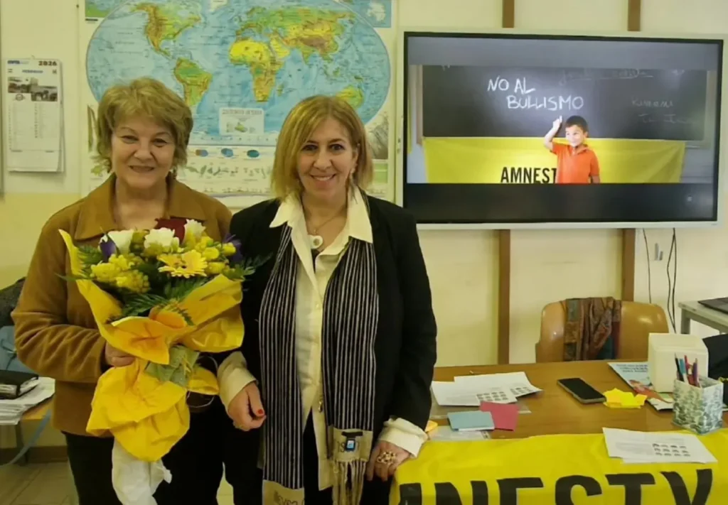 Valeria Annibali, Referente Educazione ai Diritti Umani delle Marche Amnesty International, con la professoressa Carla Baldoni