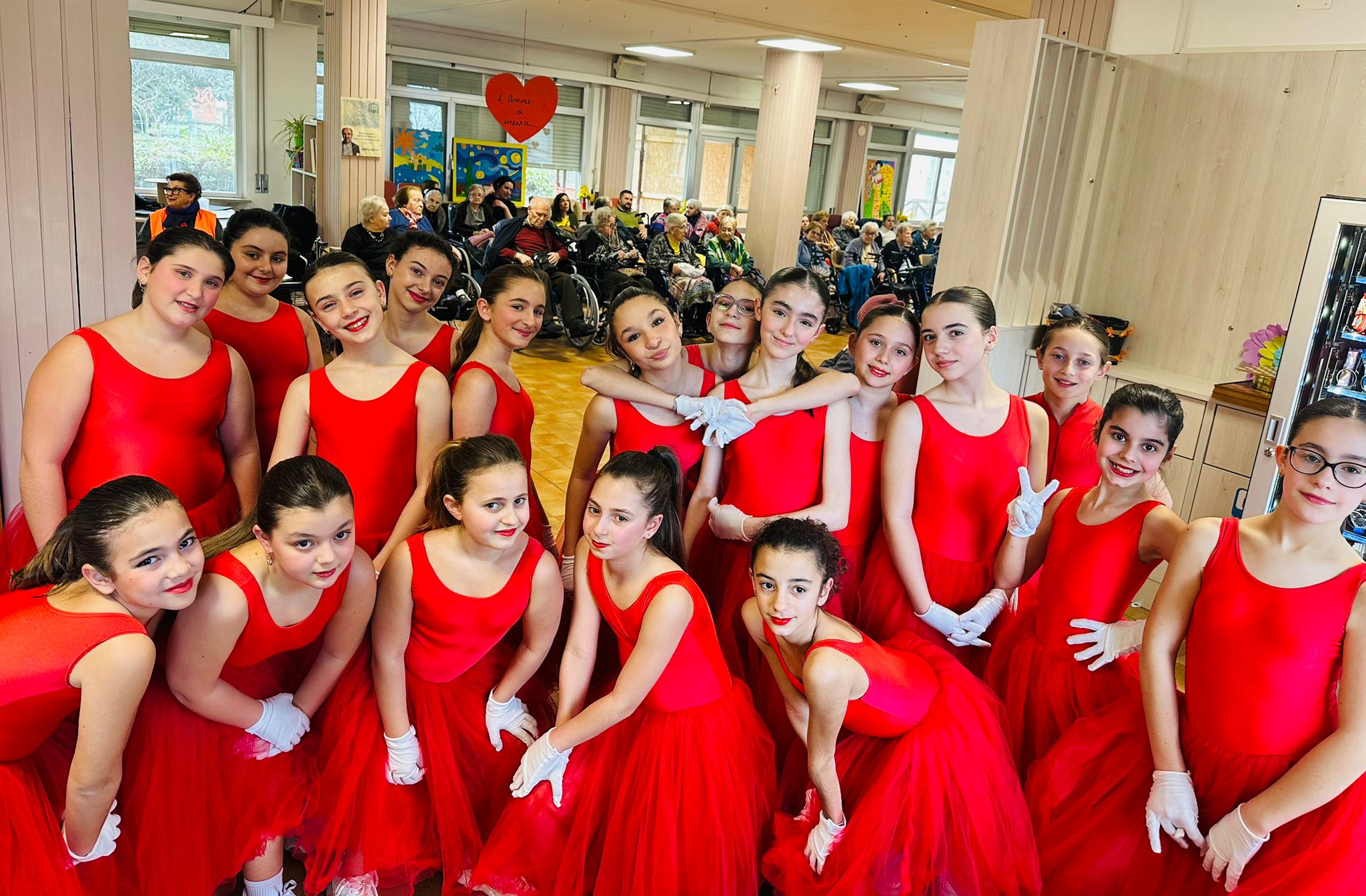 Una intera scuola di danza nella casa di riposo di Villa Cozza