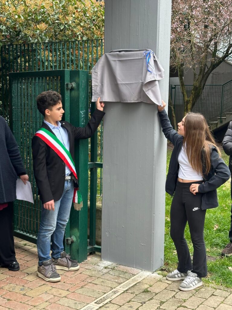 La targa dedicata a Carlotta Parisani