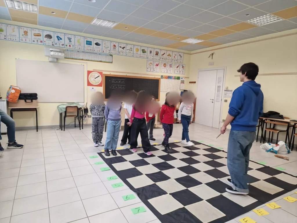 Scacchi, psicomotricità sulla scacchiera gigante