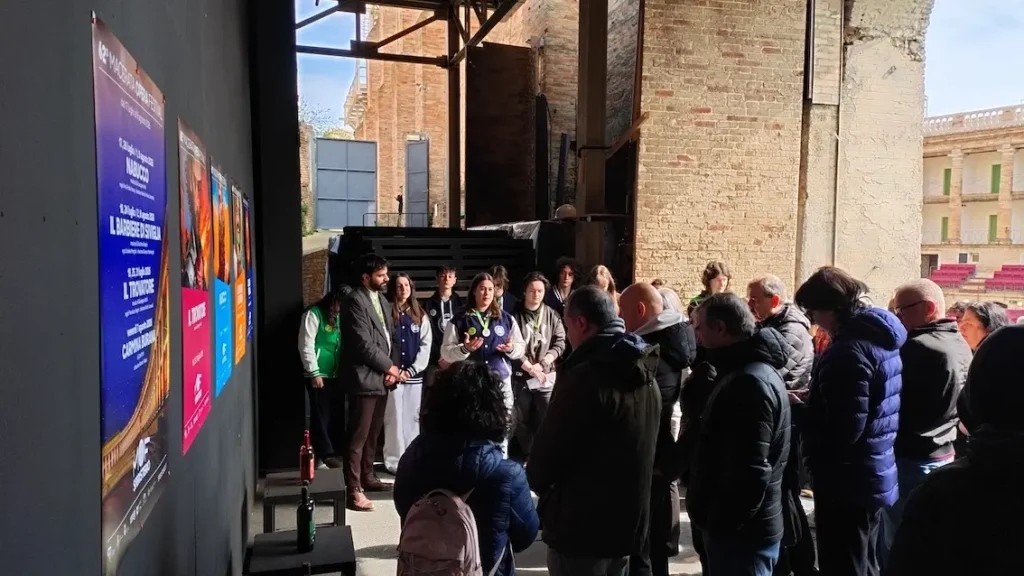 studenti e studentesse dell'Istituto Garibaldi Bramante Pannaggi di Macerata ciceroni allo sferisterio