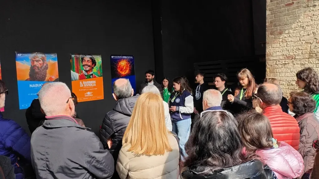 studenti e studentesse dell'Istituto Garibaldi Bramante Pannaggi di Macerata ciceroni allo sferisterio