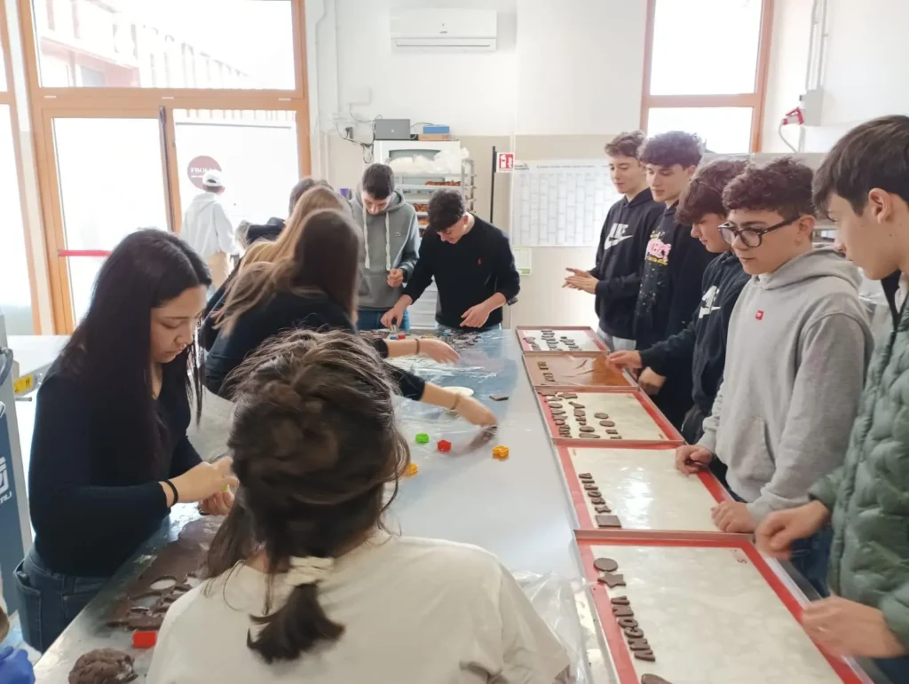 Studenti del Galilei al microbiscottificio Frolla