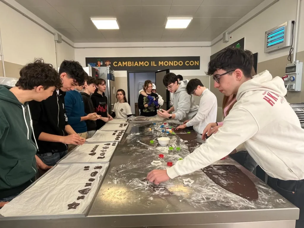 Studenti del Galilei al microbiscottificio Frolla