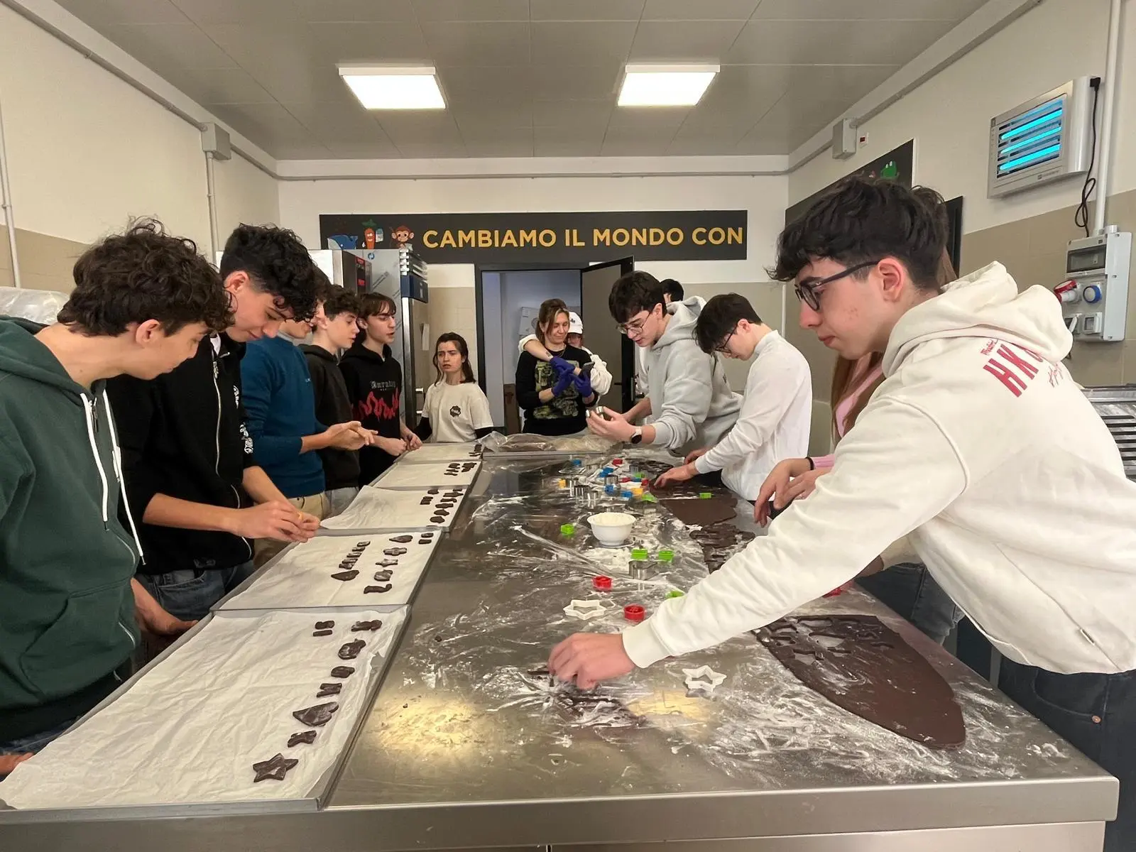 Mani in pasta e cuore aperto, liceali del Galilei al microbiscottificio Frolla
