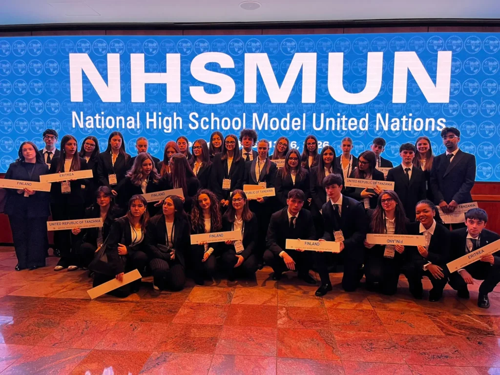 Studenti e studentesse del classico linguistico Leopardi a Nhusm