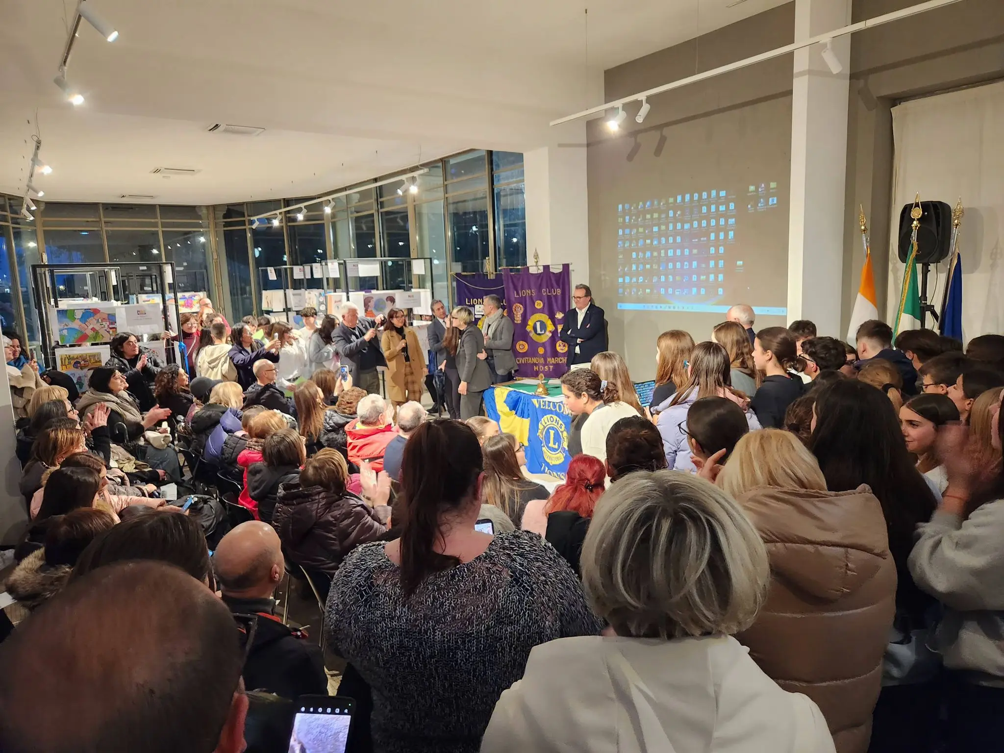 A Civitanova Marche i ragazzi e le ragazze insegnano la pace: «Uniti come una cosa sola»