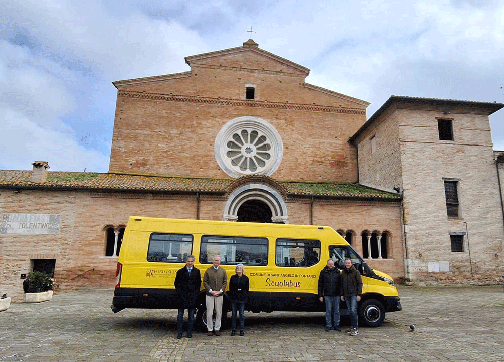 Lo scuolabus donato a Sant'Angelo in Pontano