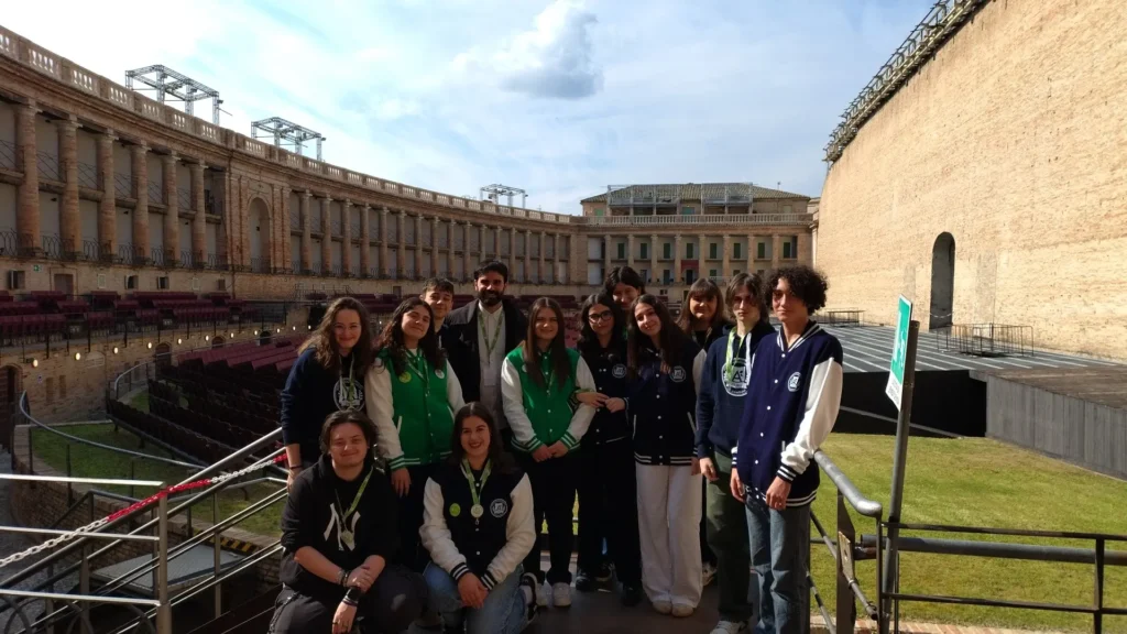 studenti e studentesse dell'Istituto Garibaldi Bramante Pannaggi di Macerata ciceroni allo sferisterio