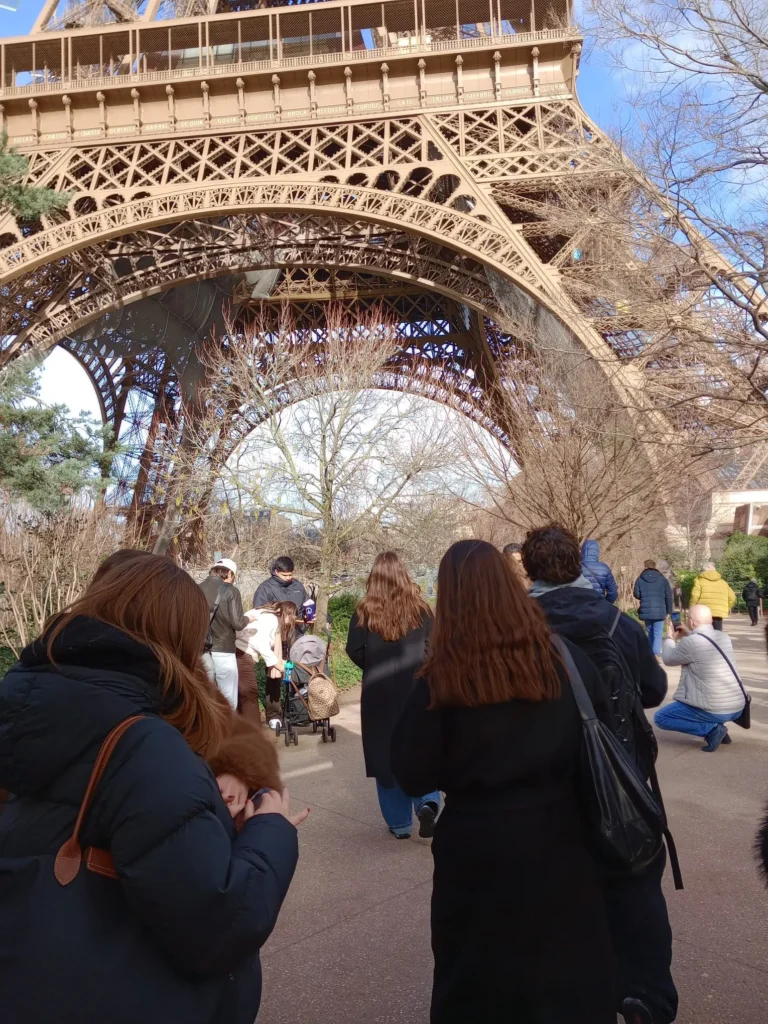 Parigi, sotto la torre Eiffel