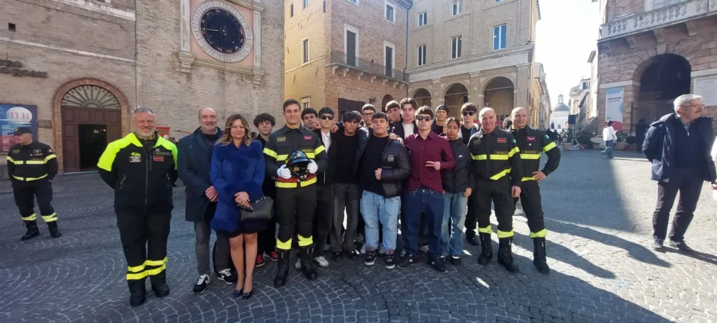 Liceali con i vigili del fuoco in piazza della Libertà a Macerata