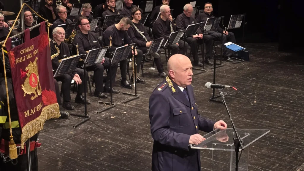 Il comandante Leonardo Rampino durante la cerimonia al teatro Lauro Rossi