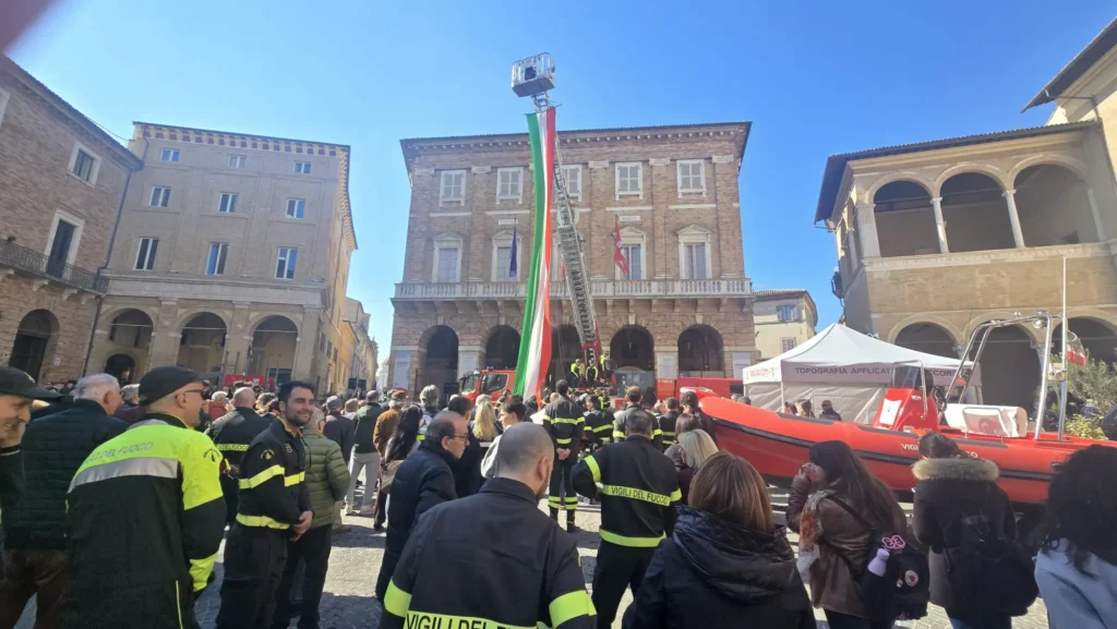 Il tricolore dei vigili del fuoco in piazza della Libertà