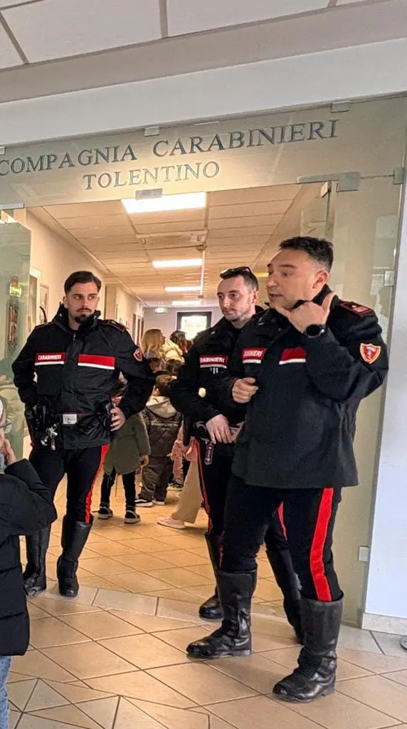 La visita nella caserma dei carabinieri