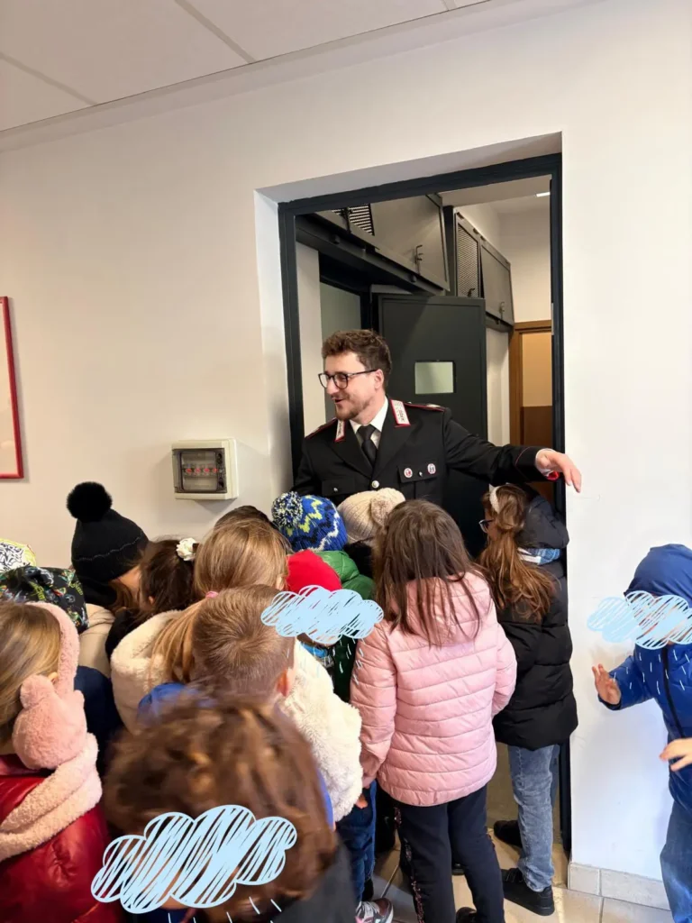La visita nella caserma dei carabinieri