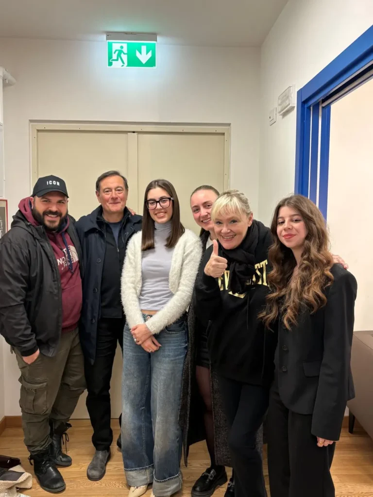 Il cast dello spettacolo con la redazione di Voci dal Teatro