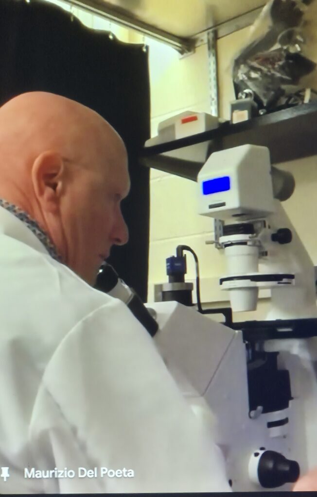 Maurizio Del Poeta in laboratorio