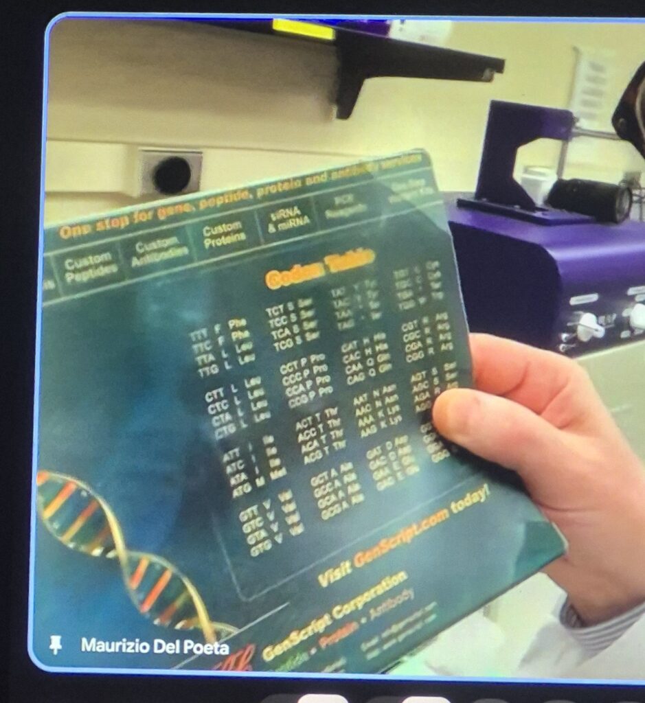 Maurizio Del Poeta in laboratorio mostra il dna