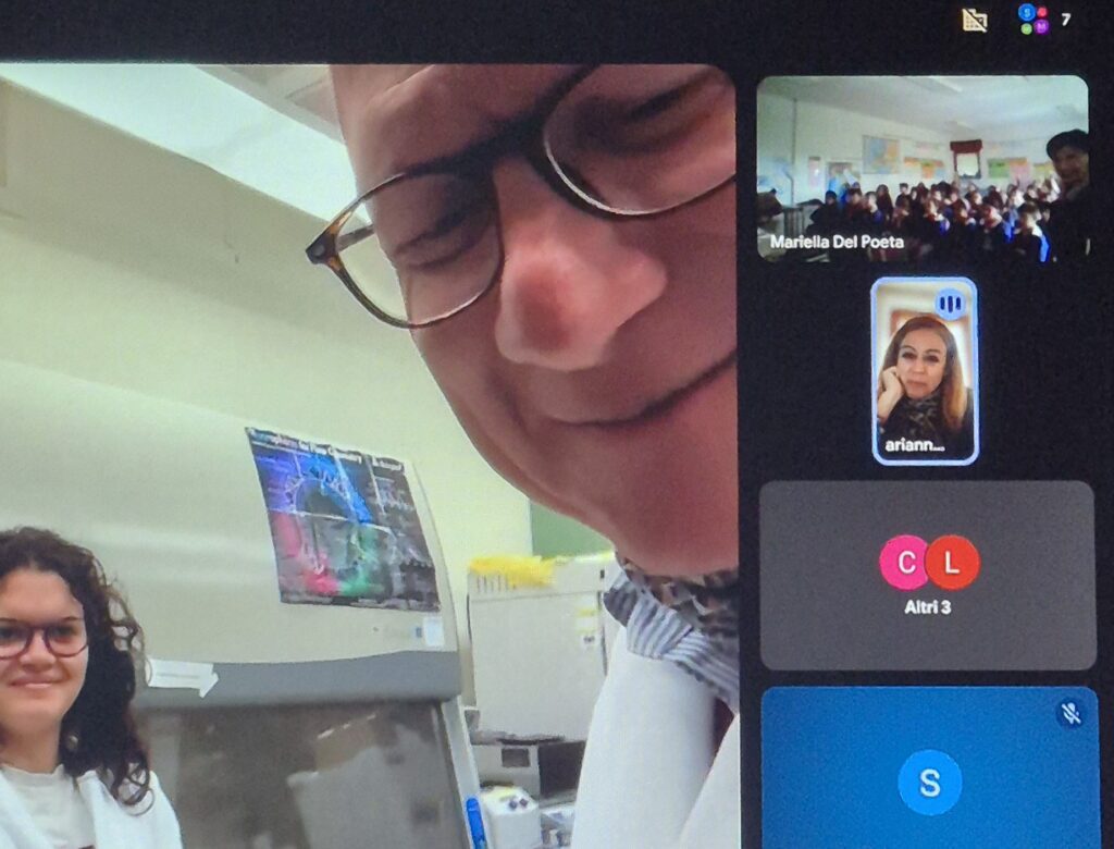 Maurizio Del Poeta in laboratorio mostra il dna