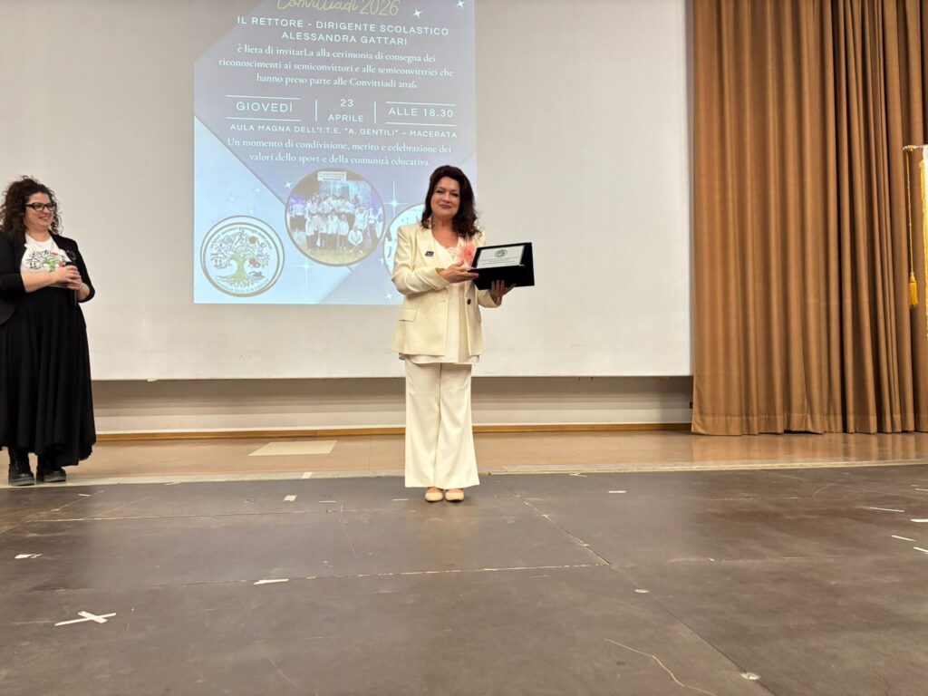 A sinistra la vice direttrice Moira Marconi al centro la Rettrrice Alessandra Gattari