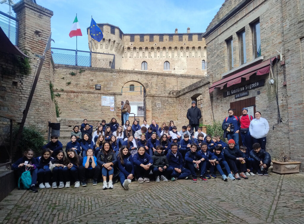 I 51 partecipanti del Convitto Leopardi, con gli accompagnatori, ai piedi del Castello di Gradara