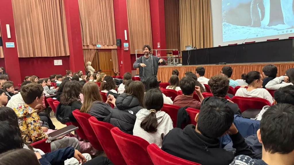 Il regista e attore Simone Riccioni mentre interagisce con gli studenti del Convitto Leopardi
