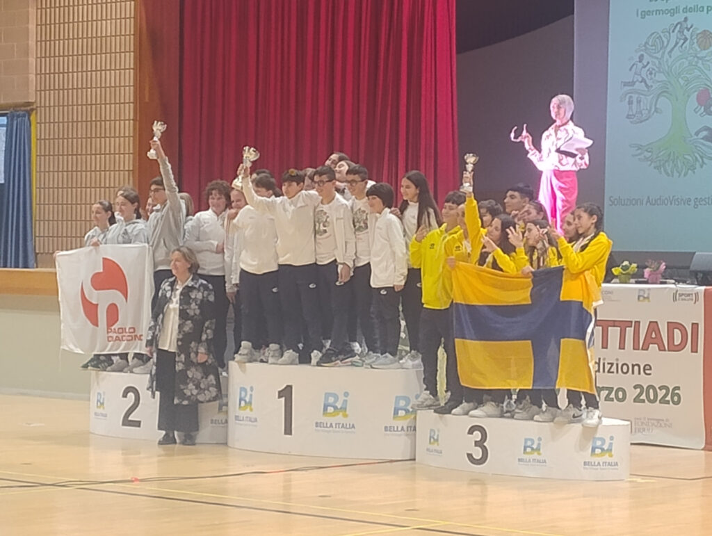 La squadra di Beach Volley del Convitto Nazionale Leopardi premiata sul gradino più alto del podio