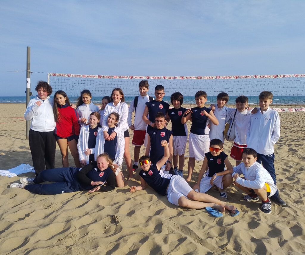 La squadra d'oro del Beach Volley misto sulla sabbia di Lignano Sabbiadoro dopo la vittoria