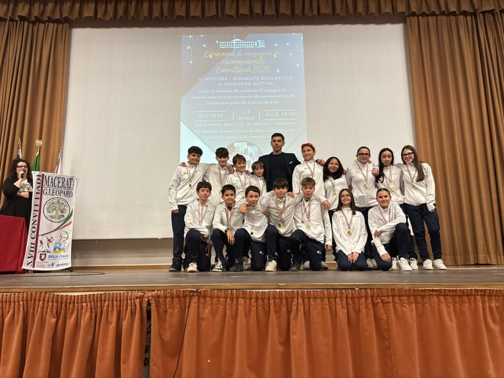 L'arbitro Juan Luca Sacchi, insieme alle studentesse e agli studenti delle convittiadini del Convitto Nazionale Leopardi di Macerata