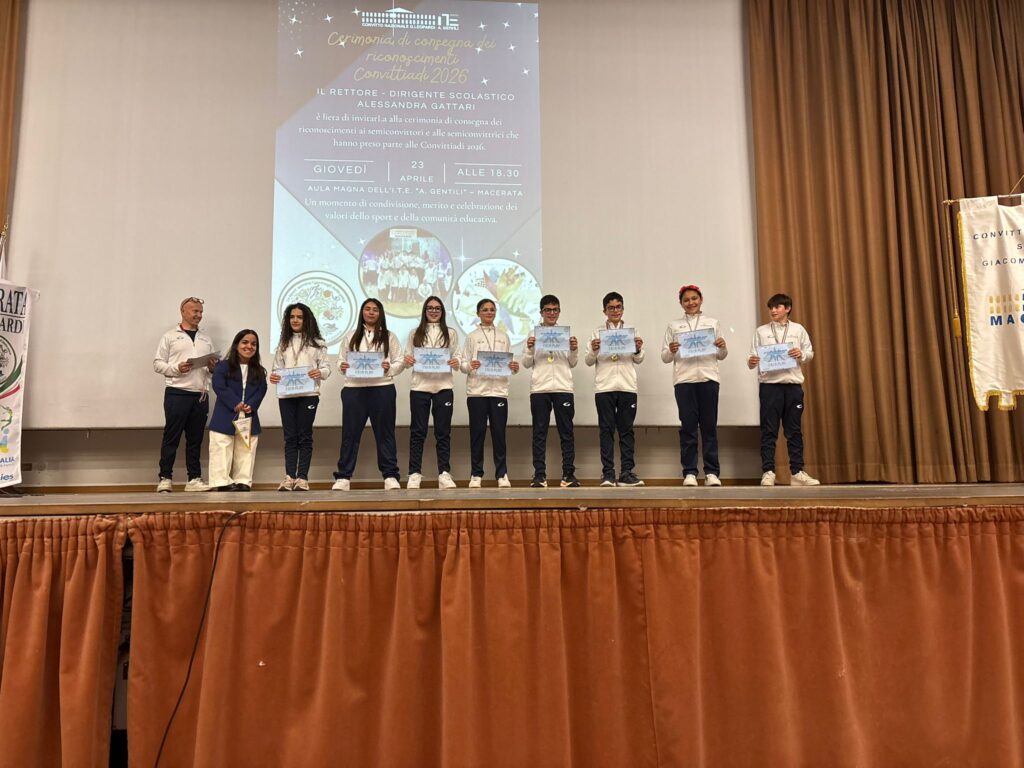 Le ragazze e i ragazzi del Convitto Nazionale Leopardi di Macerata, premiate per il Fair play