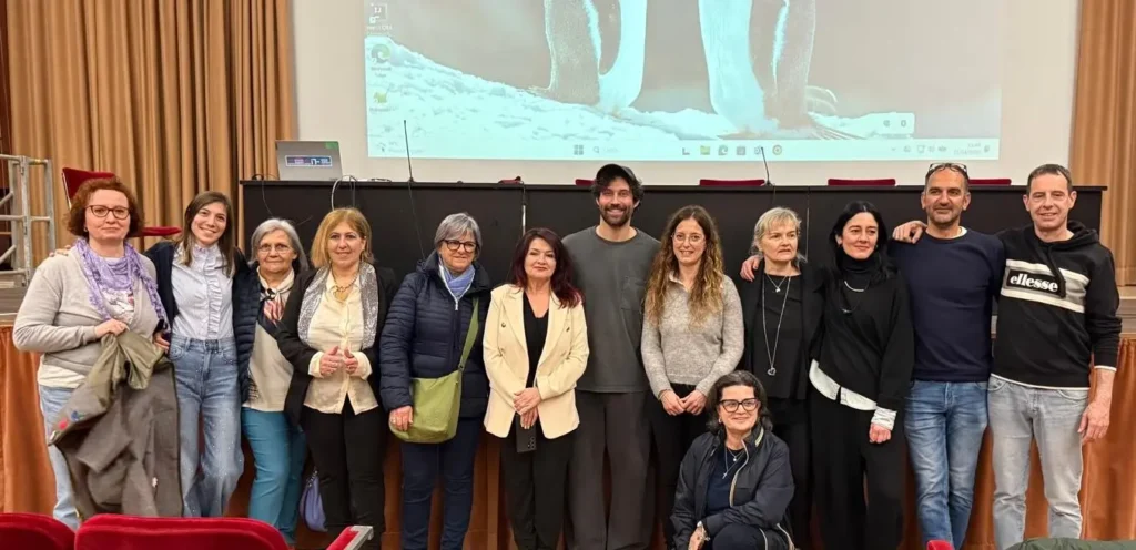Simone Riccioni con la dirigente Alessandra Gattari, la vicepreside Barbara Fausti, Carla Baldoni e i docenti del Convitto Leopardi