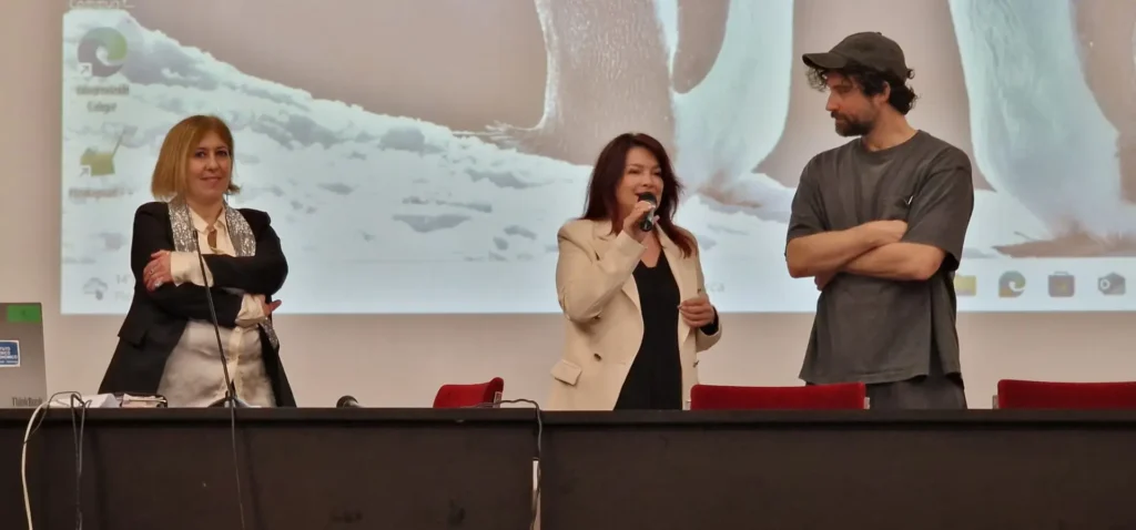 Simone Riccioni sul palco dell'ITE Gentili, con la docente Carla Baldoni e il Rettore Dirigente del Convitto Alessandra Gattari