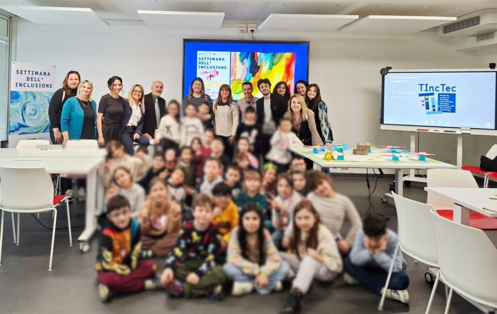 Studenti della primaria del Convitto Nazionale Leopardi con i docenti Unimc Betti e Giaconi, le maestre e gli assistenti dei laboratori Unimc