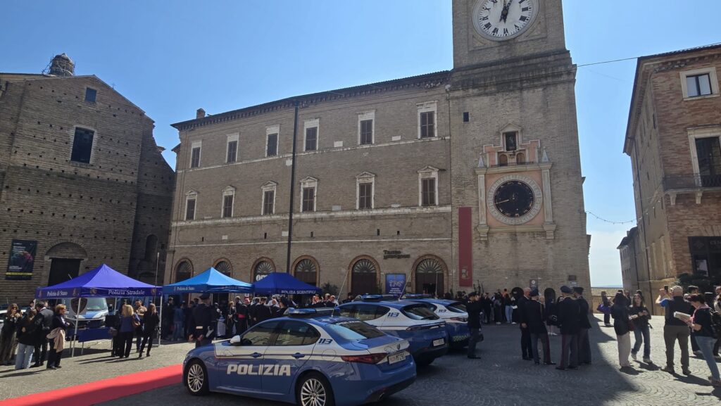 La festa della Polizia in piazza della Libertà