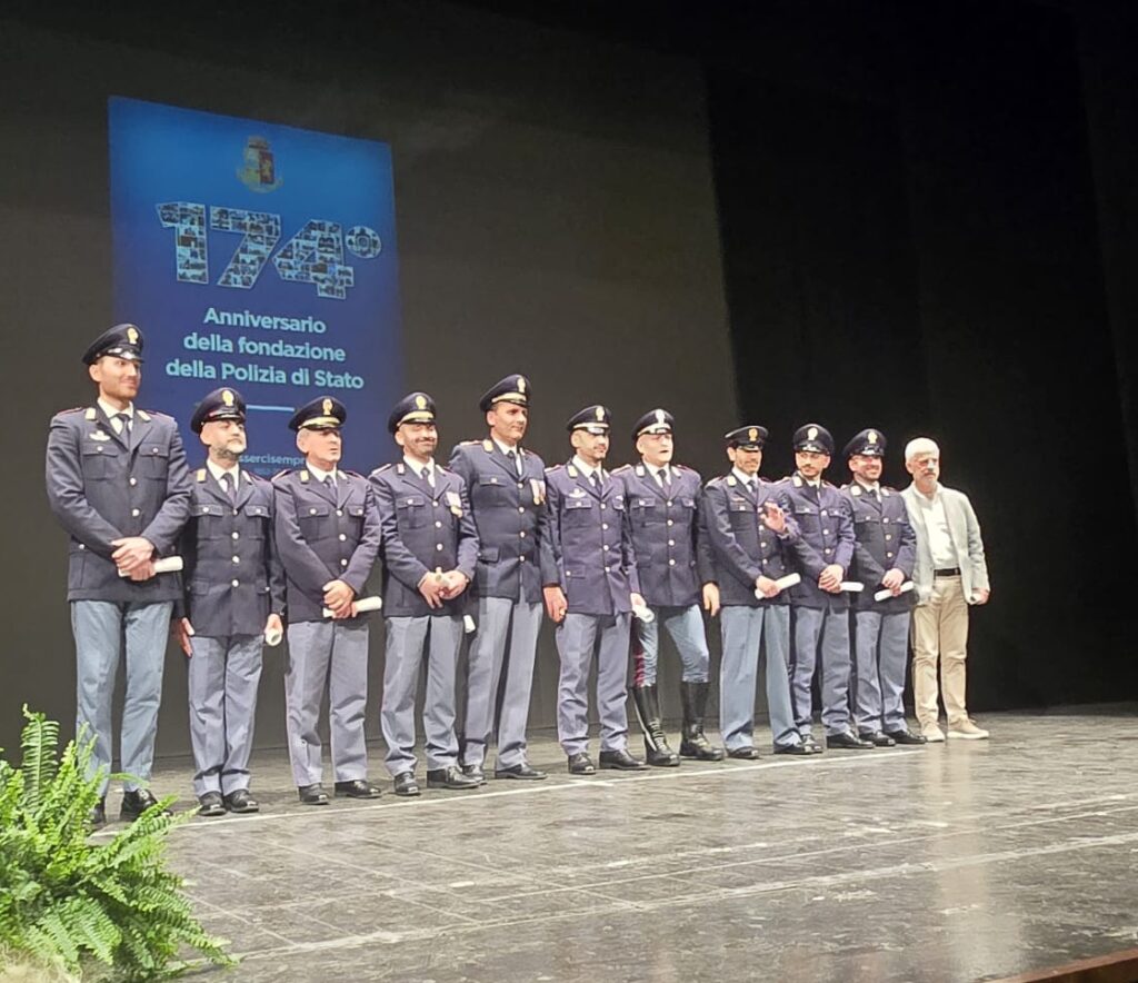 Gli agenti che hanno ricevuto l'encomio 