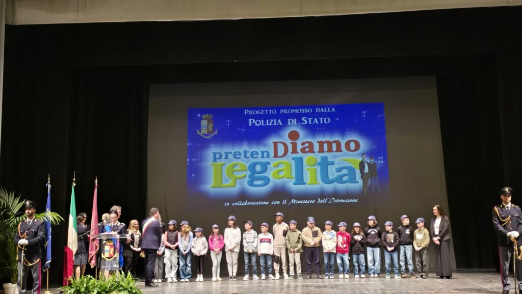 Alunni e alunne della scuola Lucatelli di Tolentino