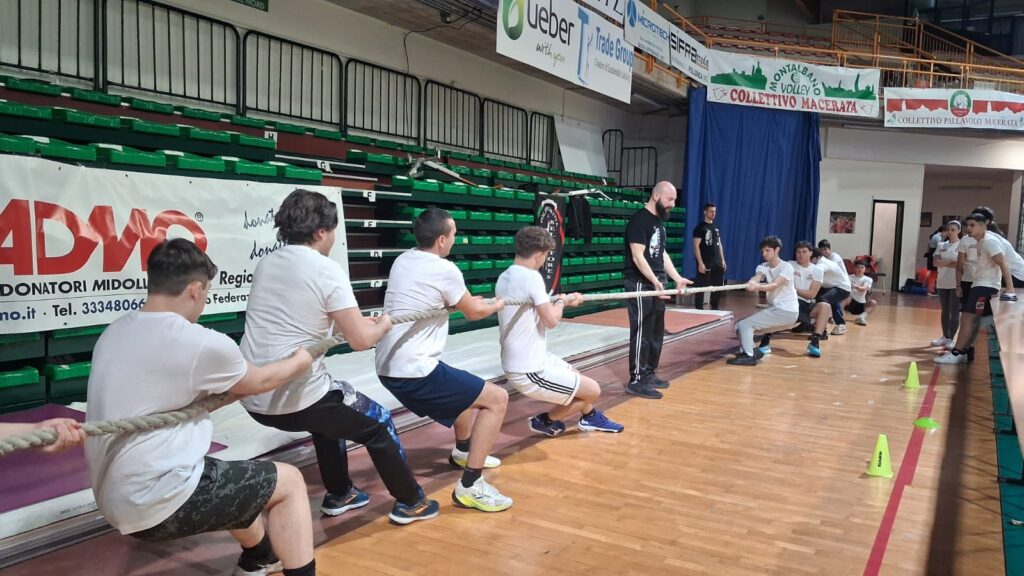 La gara di tiro alla fune ad Admo League